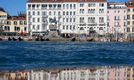 Venezia, rinasce l’hotel delle 100 finestre su San Marco: in 170 anni il Londra Palace ha attraversato la storia
