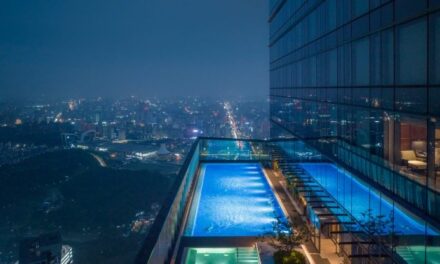 Cina, ecco la piscina dei record. A 323 metri è la più alta del mondo, scalzata Dubai