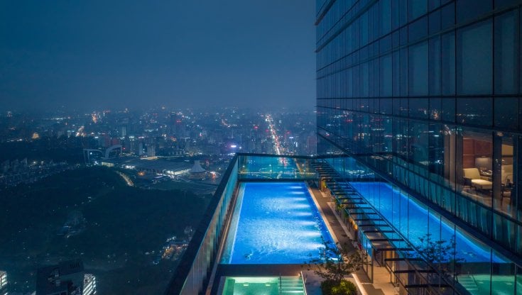 Cina, ecco la piscina dei record. A 323 metri è la più alta del mondo, scalzata Dubai
