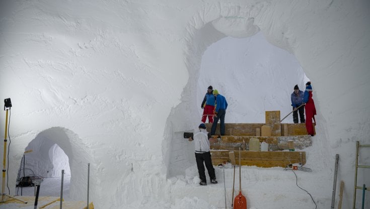 Trentino, sul ghiacciaio Presena 3 mesi di concerti a 2.600 metri. Teatro e strumenti sono di ghiaccio