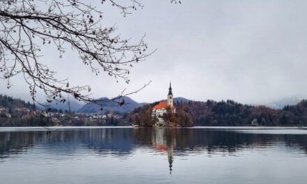 La magia del Natale in Slovenia: un viaggio alla scoperta di mercatini, castelli e laghi di ghiaccio