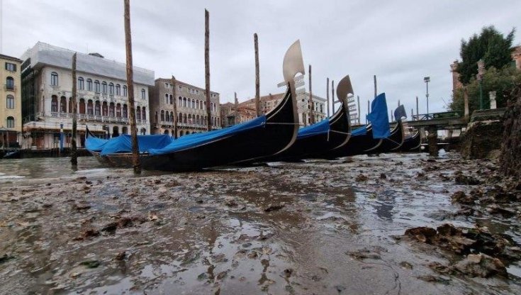 A Venezia i canali restano senz’acqua: gondole in secca appoggiate sui fondali