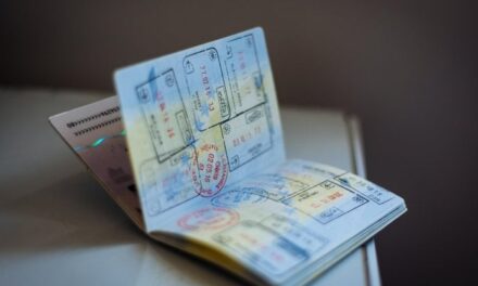 Passaporti, addio ai timbri:  ne avremo sempre meno