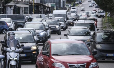 Troppo smog, poche bici, mezzi pubblici scarsi: le città italiane ancora lontane dagli obiettivi 2030