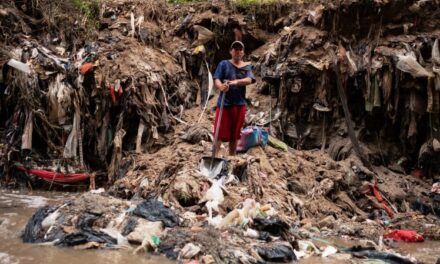 In Guatemala il fiume invaso da plastica e altri rifiuti: le immagini