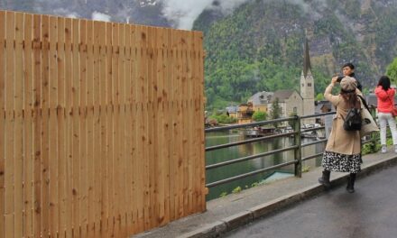 Austria, troppi turisti a Hallstatt, il borgo che ha ispirato Frozen:  barriere anti-selfie sul belvedere re di Instagram