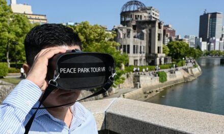 Hiroshima, il tour virtuale nel Parco della Pace: il visore Vr mostra l’esplosione e le conseguenze