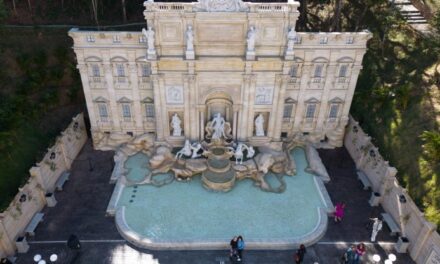 Brasile ha clonato la Fontana di Trevi. “Omaggio all’Italia”. Piovono critiche: “Fanno cassa con le monetine”