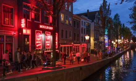 Amsterdam, stop alla marijuana nel quartiere a luci rosse. Multa da 100 euro