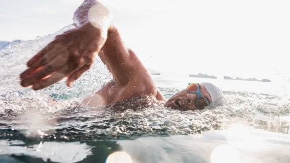 A nuoto tra gli iceberg della Groenlandia: “Dipendiamo dal ghiaccio, ma lo stiamo perdendo”