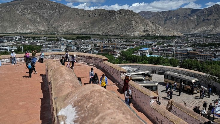 Tibet, dove il turismo di massa non è mai finito. E minaccia un ambiente fragile