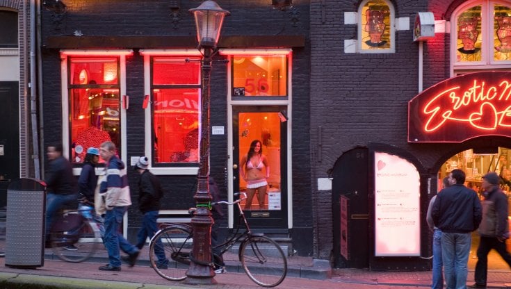 Amsterdam, via il quartiere a luci rosse dal centro; la sindaca Halsema chiama il turismo di qualità