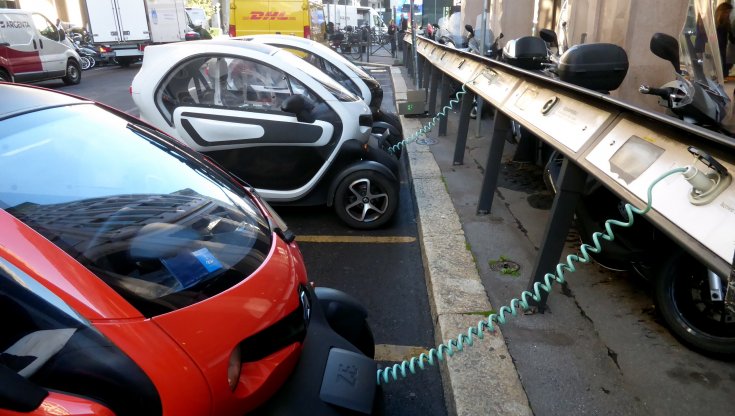 Milano: aumentano le auto elettriche ma le colonnine non tengono il ritmo