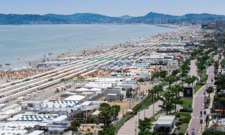 Turismo, primo weekend balneare, Con il caldo 10 milioni di italiani in spiaggia
