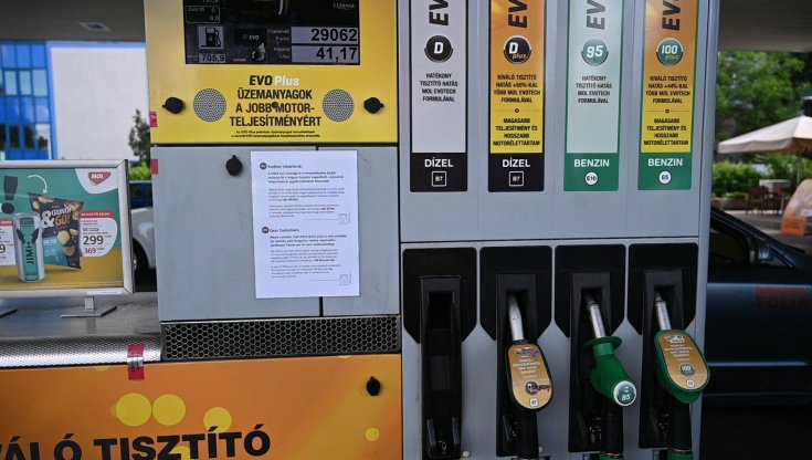 Ungheria, benzina più cara per gli stranieri. Il “calmiere”  di Orbán vale solo per i locali