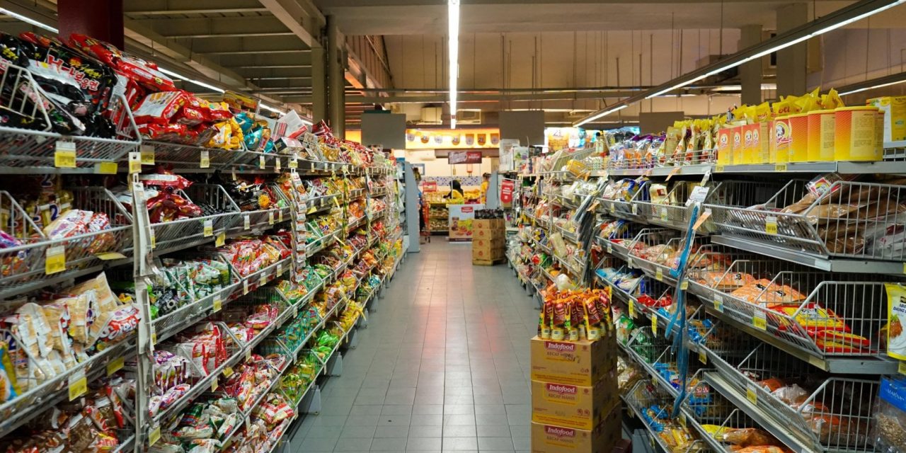 Linea dura del governo spagnolo: multe per ristoranti e supermercati che gettano il cibo