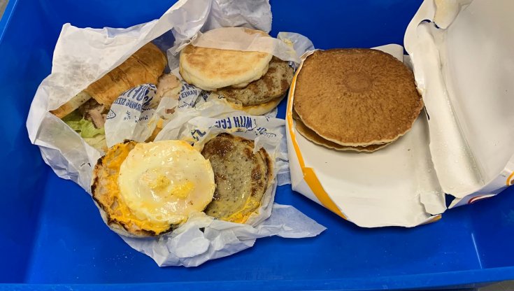 Australia, turista arriva in aereo con 2 McMuffin dall’Indonesia, ma è contrabbando: multa da 2.664 dollari