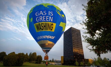 Il pallone aerostatico di Greenpeace contro Gastech a Milano: “È solo greenwashing, stop ai fossili”