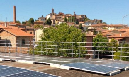 Il tetto della scuola di Torrita di Siena dà energia ai negozi vicini