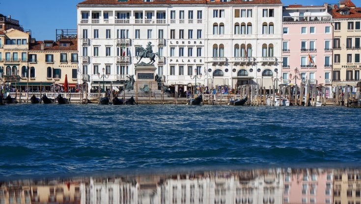 Venezia, rinasce l’hotel delle 100 finestre su San Marco: in 170 anni il Londra Palace ha attraversato la storia