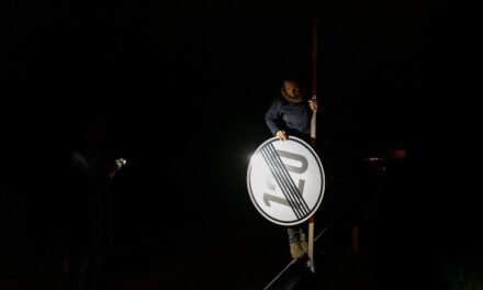 Gli ambientalisti tedeschi rimuovono i cartelli autostradali nei tratti senza limite di velocità