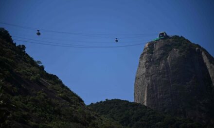 Rio de Janeiro, la protesta contro le nuove funivie sul Pan di Zucchero. “Non diventi un immenso parco giochi”