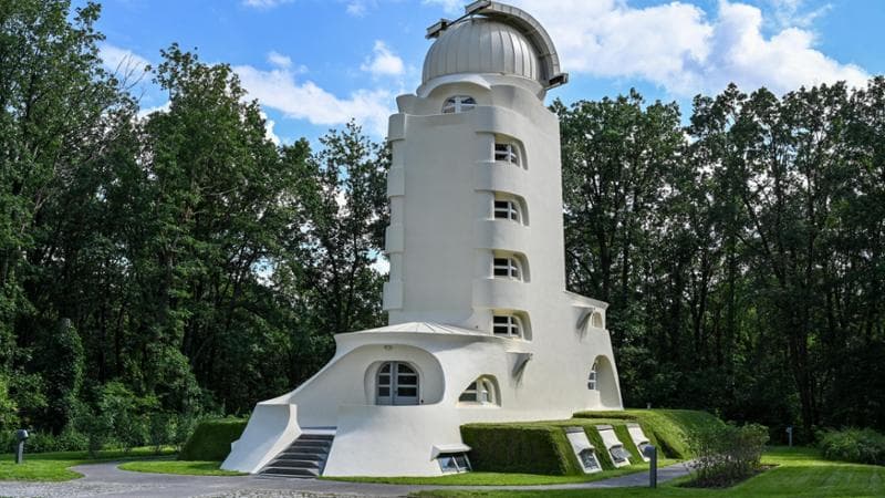 Germania, salva la torre Einstein. A metà tra scultura e telescopio, voleva rappresentare la relatività. Ma al grande Albert non piacque