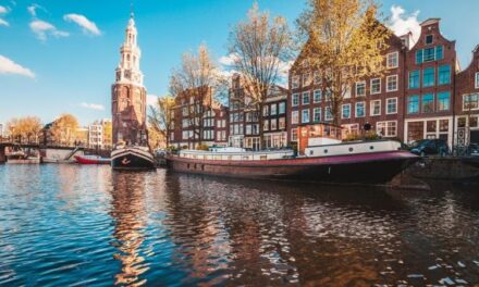 Amsterdam aumenta ancora la tassa per turisti più alta d’Europa: 22 euro medi per notte in albergo, 11 ai croceristi