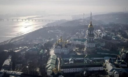 Ucraina, Kiev e Leopoli nella blacklist Unesco. 50 siti a rischio per guerra, mafie e clima: perché Venezia si è salvata ma Vienna no